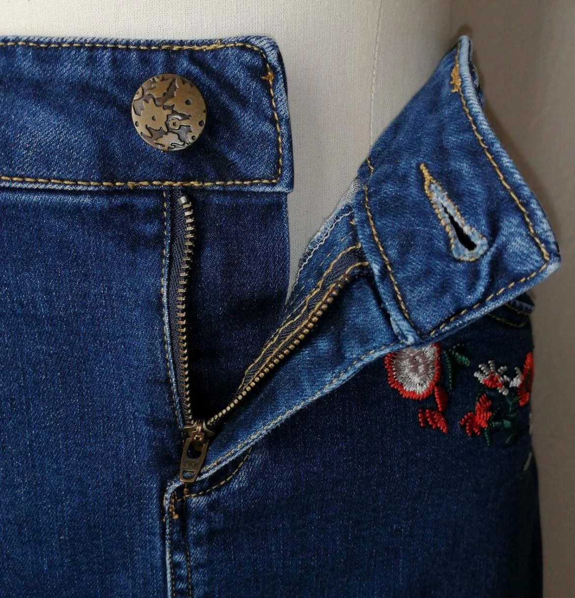 Dark blue denim skirt with floral embroidery "Naf Naf" – photo 3